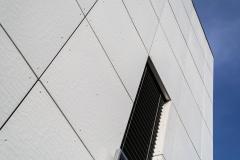 cetris-fasada-wentylowana-biale-plyty-widok-nity-kolorowe
