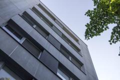 cetris-plyty-elewacyjne-betonowo-szare-okna