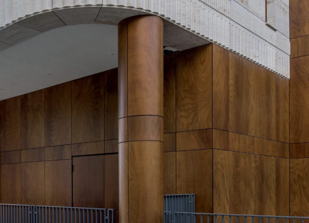 ELEWACJE ZAKRZYWIONE Istnieją różne sposoby pokrywania fasad z zakrzywionymi płytami PRODEX. Różne rozwiązania są szczegółowo opisane w katalogu technicznym.