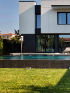 spieki kwarcowe na elewacji montaż cena przykład basen dom jednorodzinny fasada marmur biały trawa